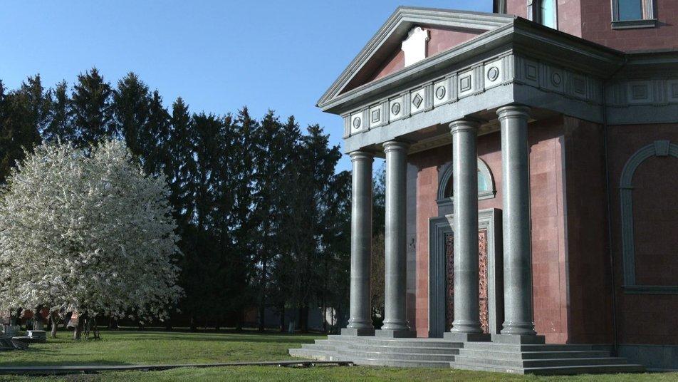 На Черниговщине Герой Украины построил себе мавзолей за три миллиона долларов