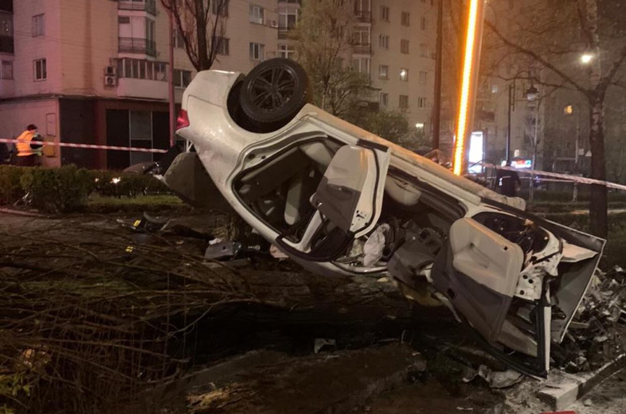 В Киеве пьяный водитель, убегая от полиции, влетел в столб: погибла пассажирка - фото
