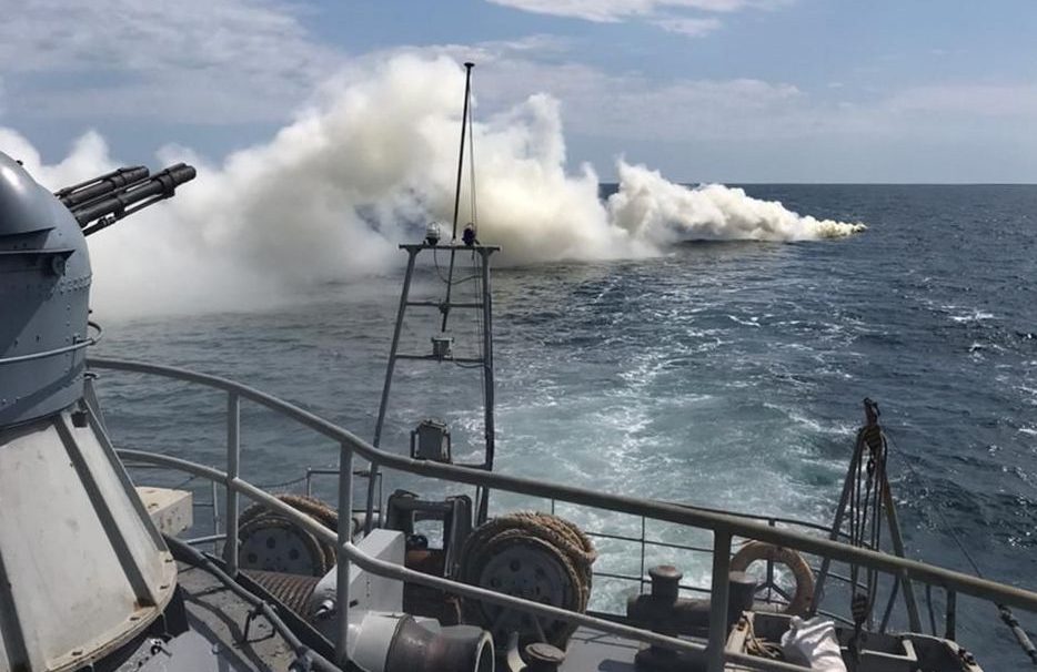 Украинские военные провели морской бой в Черном море - фото