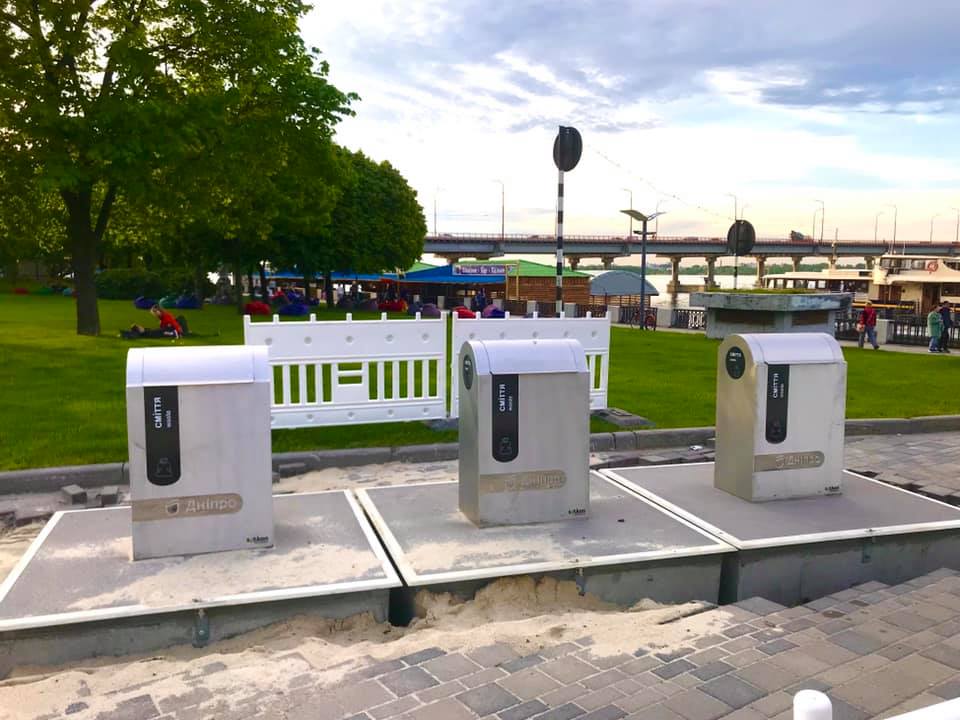 Подземные контейнеры для сбора мусора заработали в Днепре - фото