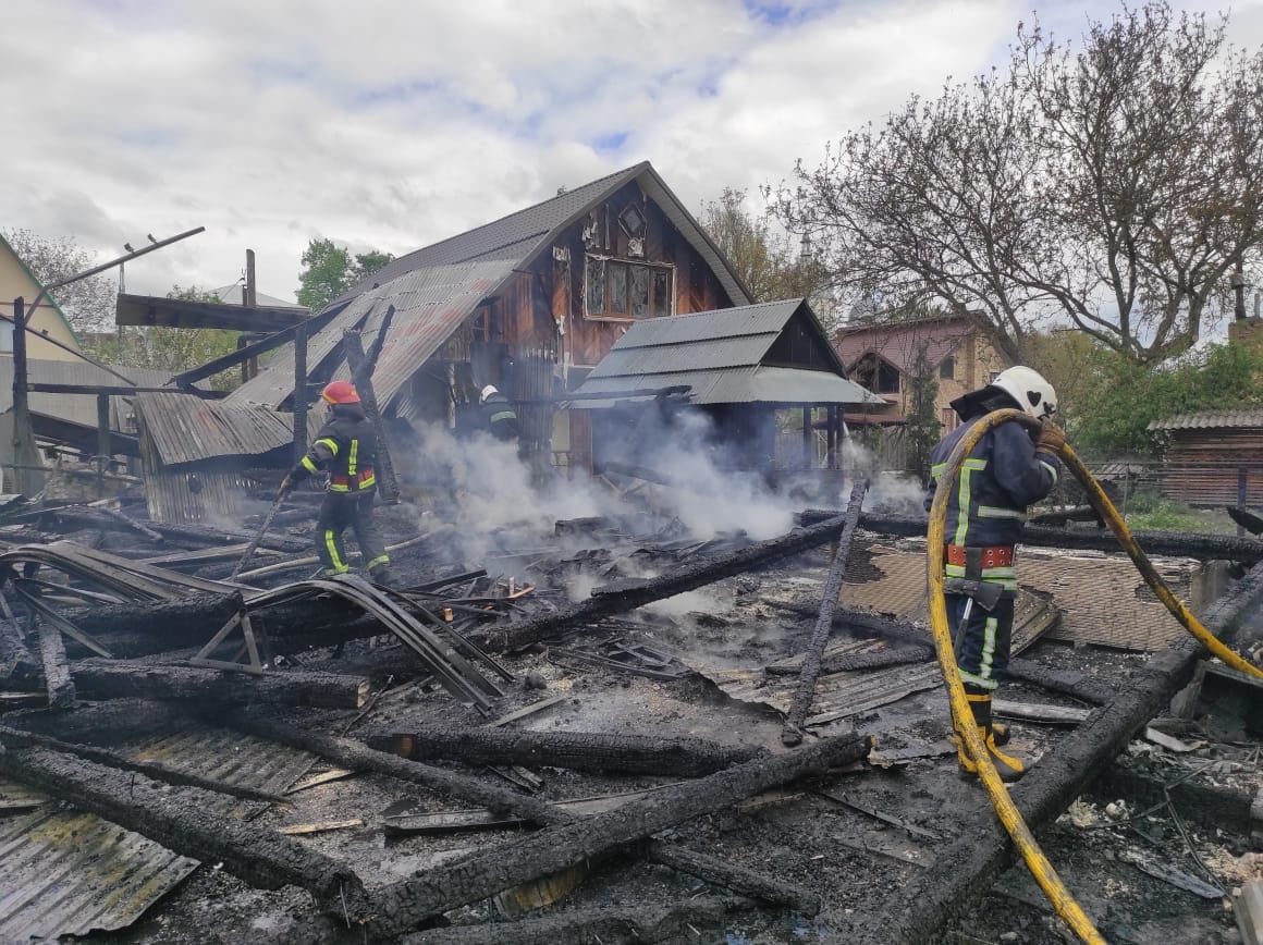 Масштабна пожежа на Івано-Франківщині: згоріли три будинки, два гаражі та дві забудови
