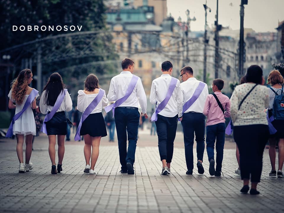 Останній дзвоник: коли підуть на канікули українські школярі