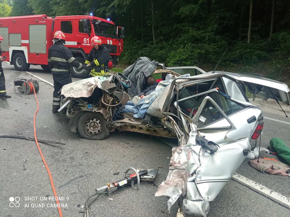 Смертельна ДТП у Львівській області: легковик зіткнувся з вантажівкою