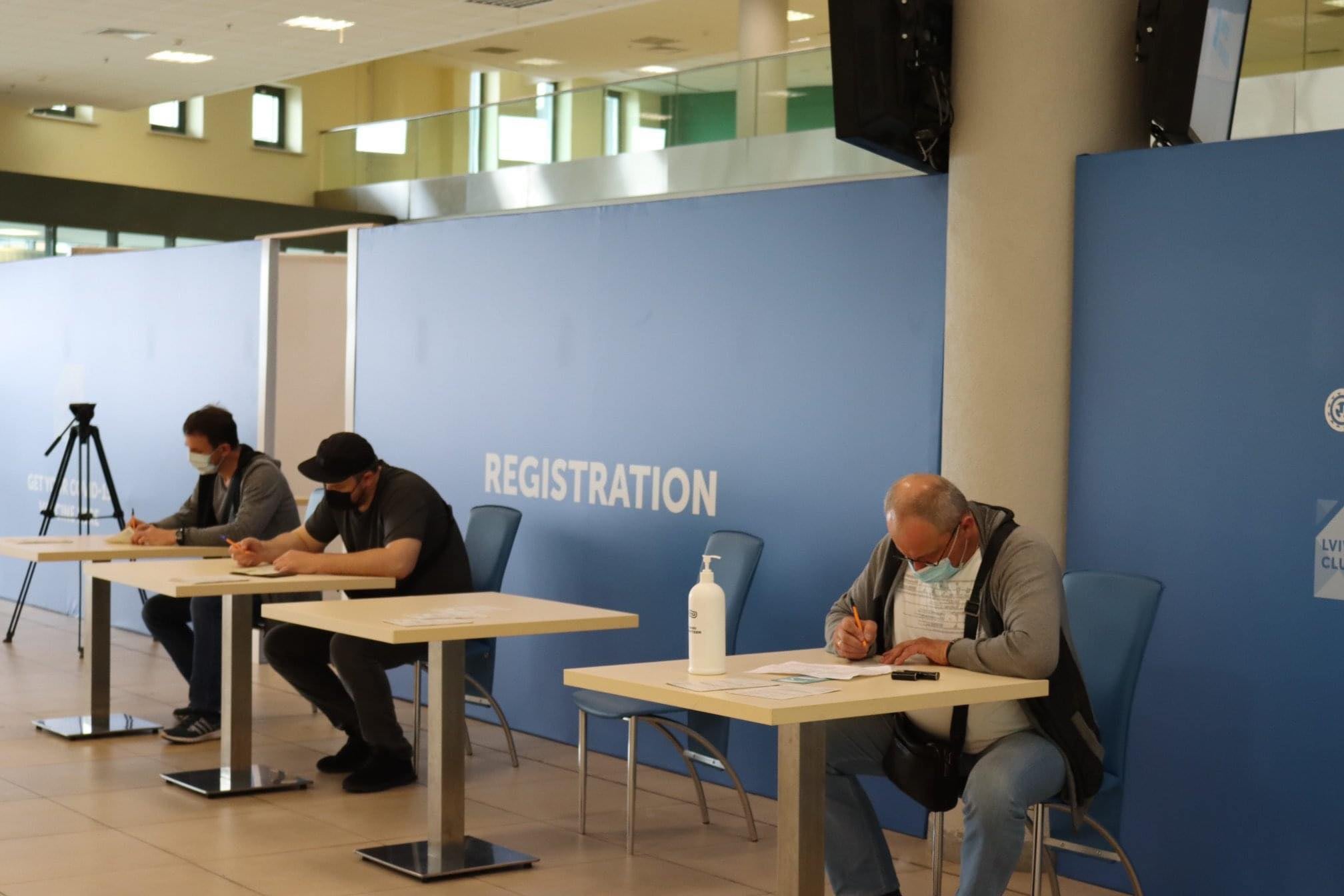 В центре вакцинации во Львове привили 1041 человека из "Дії" за выходные