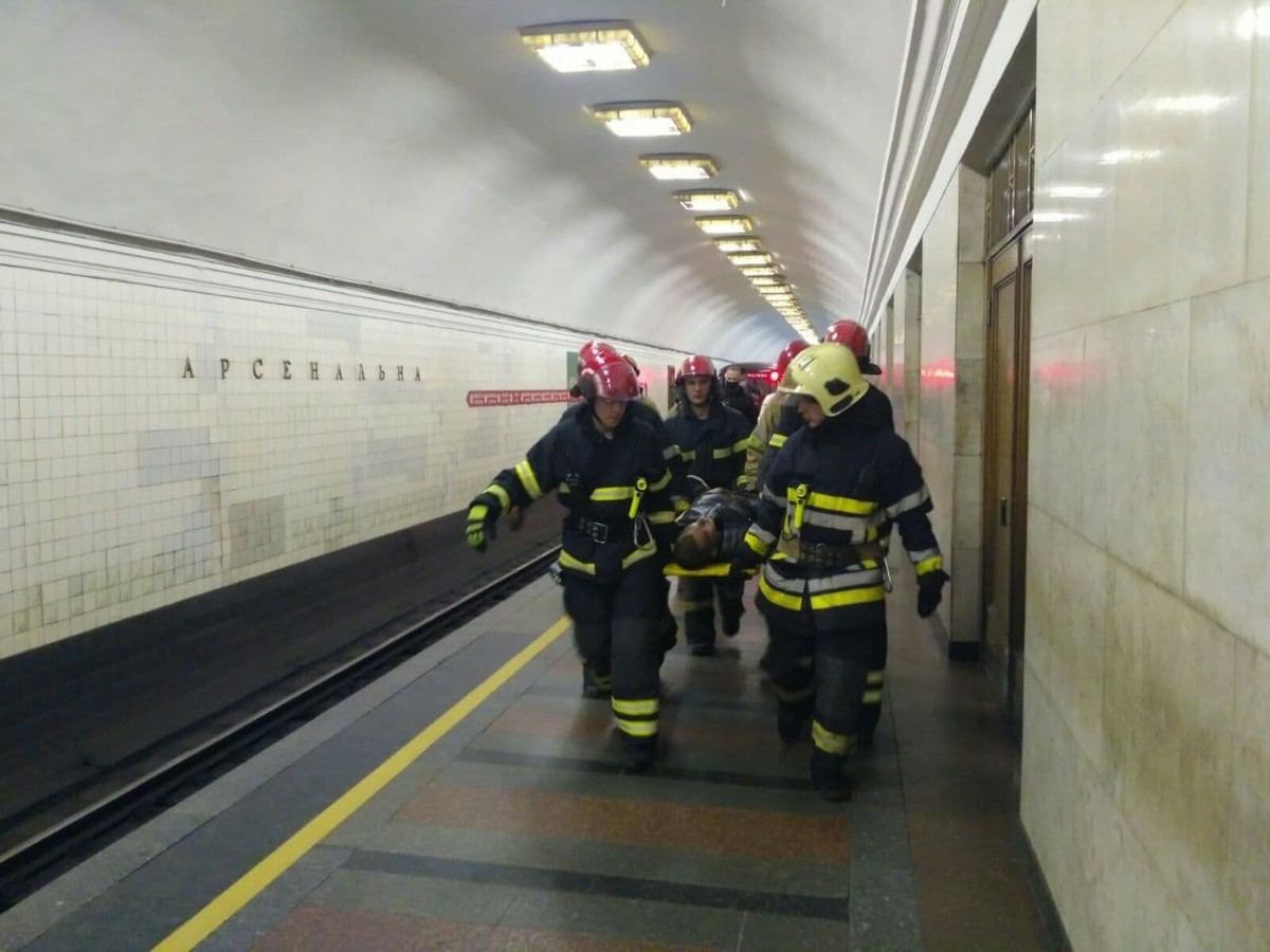 В Киеве на станции метро "Арссенальная" из-под вагона достали 20-летнего парня - фото