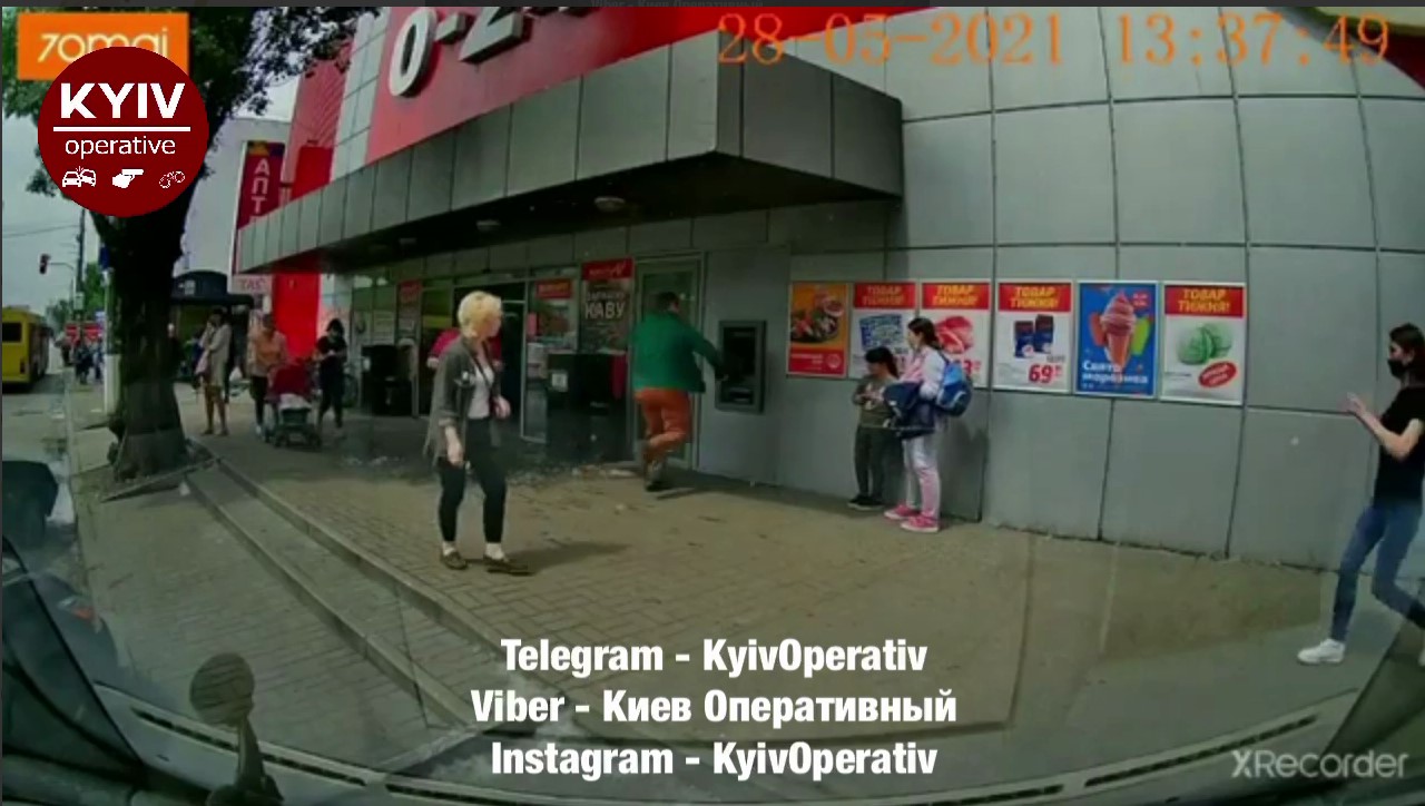 Крушил банкомат, прыгал по машинам и ударил прохожего: в Киеве засняли "дикаря" (видео)