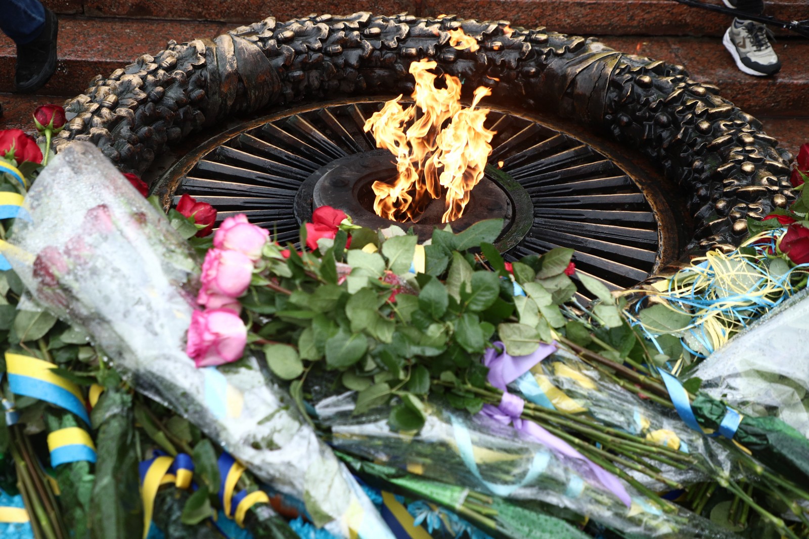 Мешканці Одеси з дітьми смажили шашлики на Вічному вогні - фото