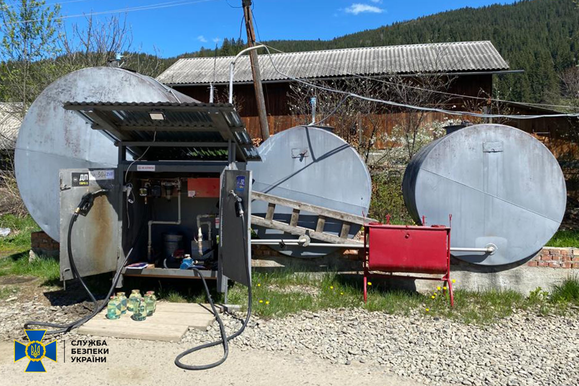 На Прикарпатті продавали неякісний бензин з підпільних заводів (фото)