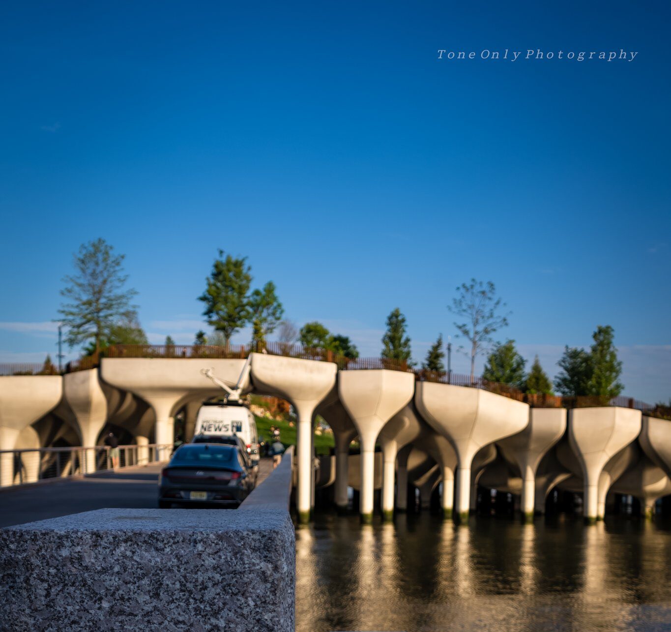 В Нью-Йорке открыли парк-остров на 132 колоннах (фото, видео)