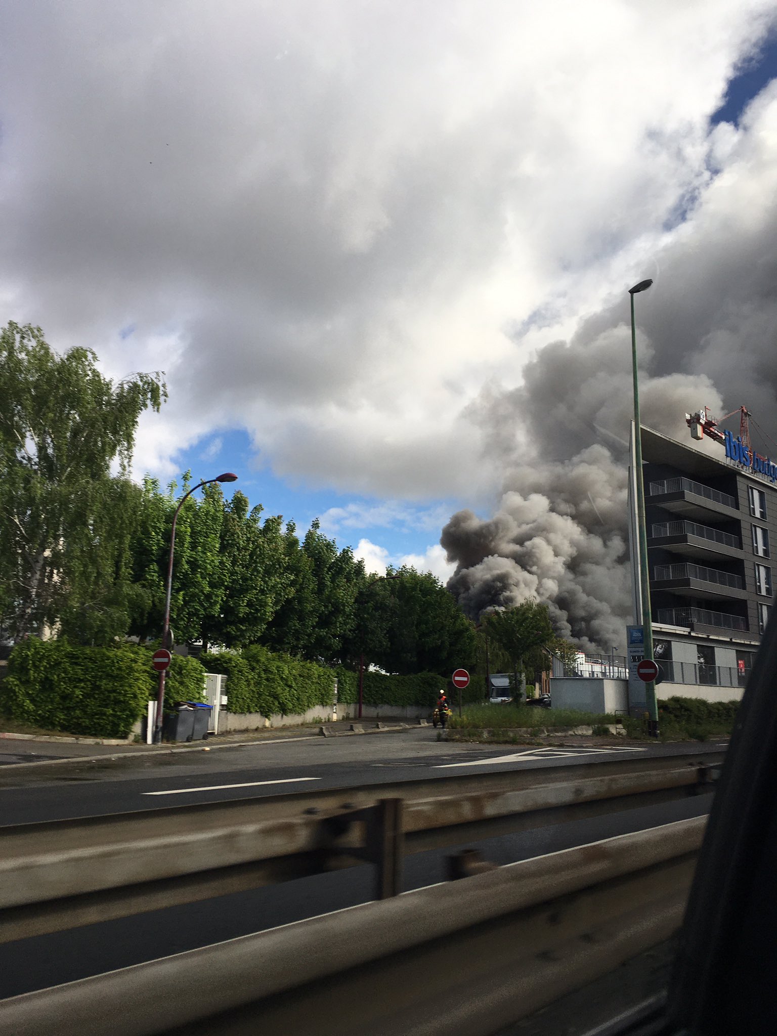 У Франції горить хімзавод