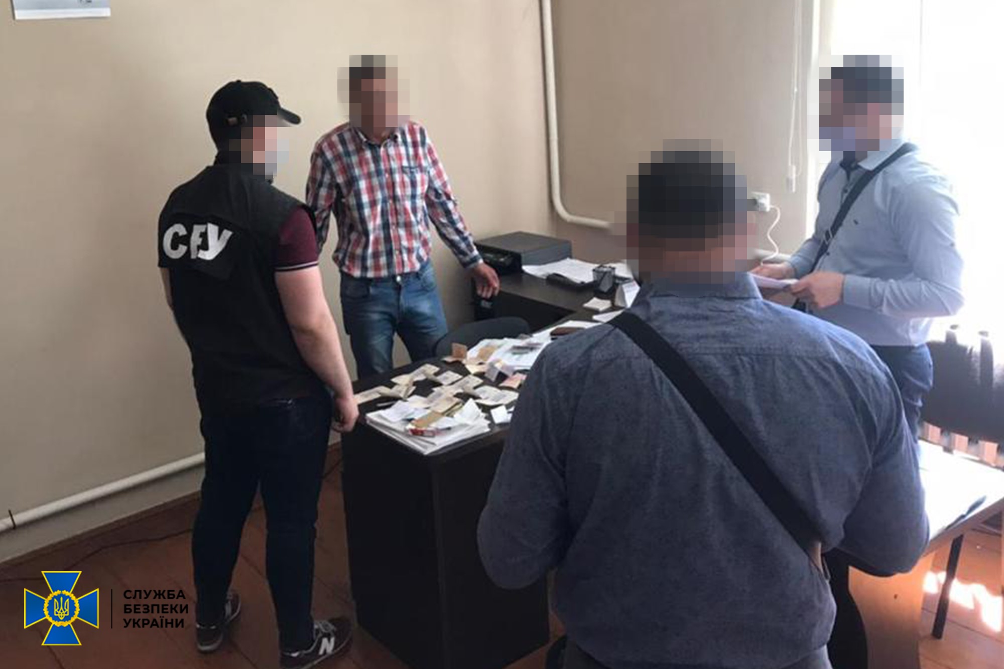 На Ивано-Франковщине двое депутатов и староста ОТГ вымогали деньги у бизнесмена