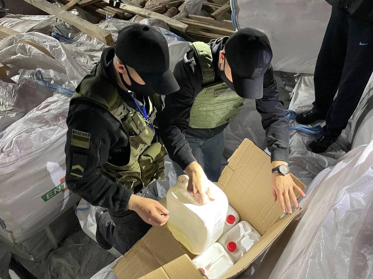 Прикордонники виявили рекордну партію контрабанди під цементом - відео