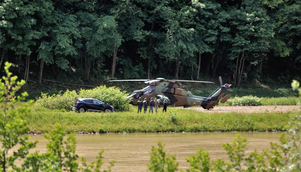 Вертолет НАТО врезался в электропровода на учениях в Словении - фото