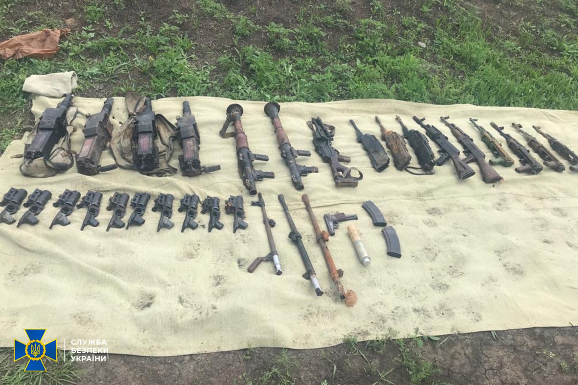 Трое военнослужащих ВСУ пытались похитить оружие с их части - видео