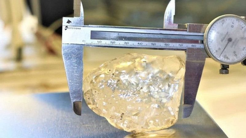 В Африке нашли один из крупнейших алмазов в мире - фото