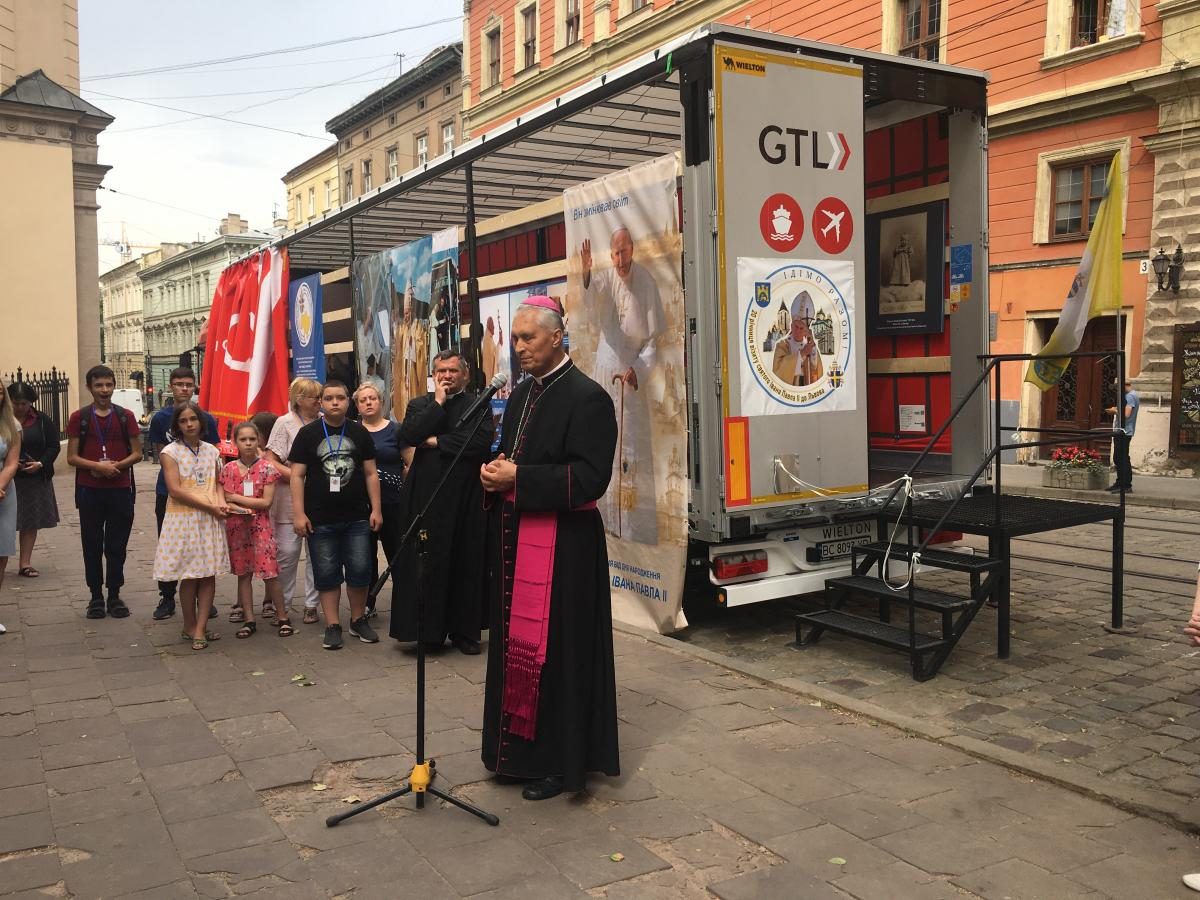 Во Львове открыли передвижной музей с вещами Папы Римского (фото)
