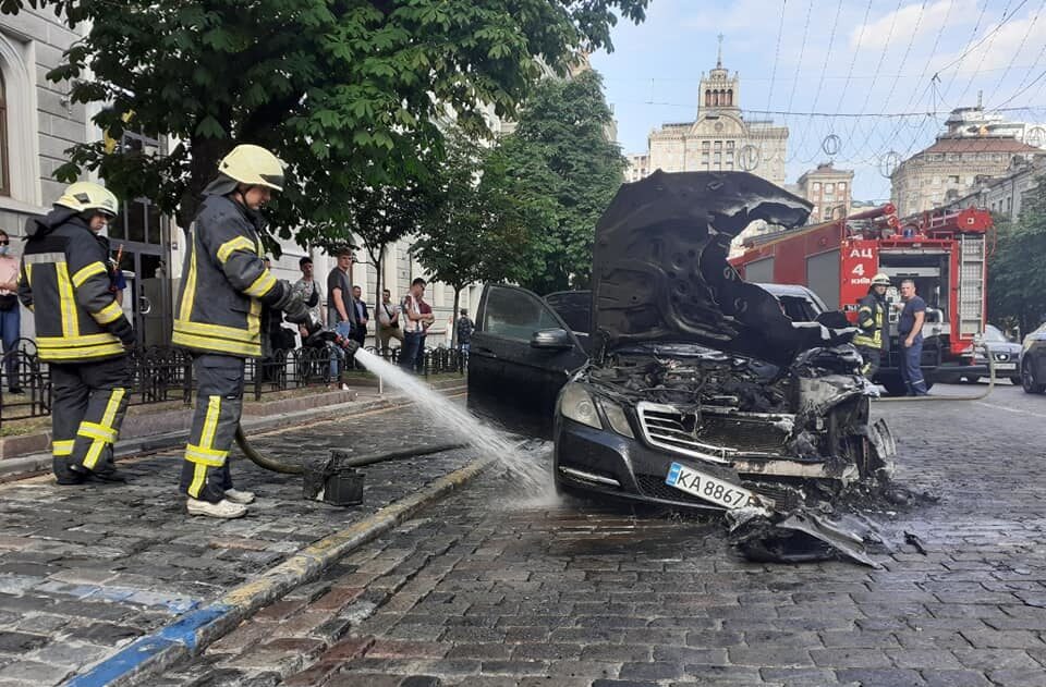 Под зданием "Нафтогаз" в столице загорелся Mercedes - фото