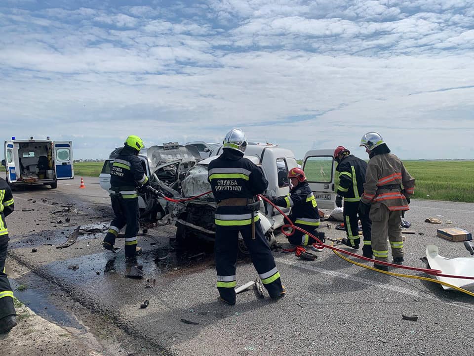 На трассе Киев-Чоп произошло ДТП: из искореженных машин достали два тела
