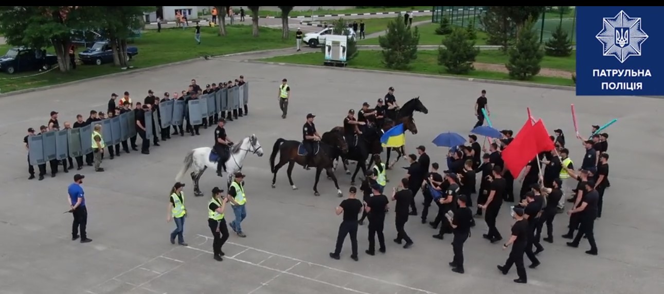 Харьковские полицейские учились бороться с "хулиганами" с государственным флагом (видео)
