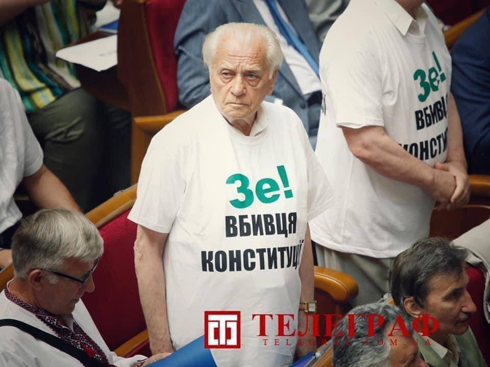 Степан Хмара та Віктор Шишкін у футболках "Зе - вбивця Конституції"