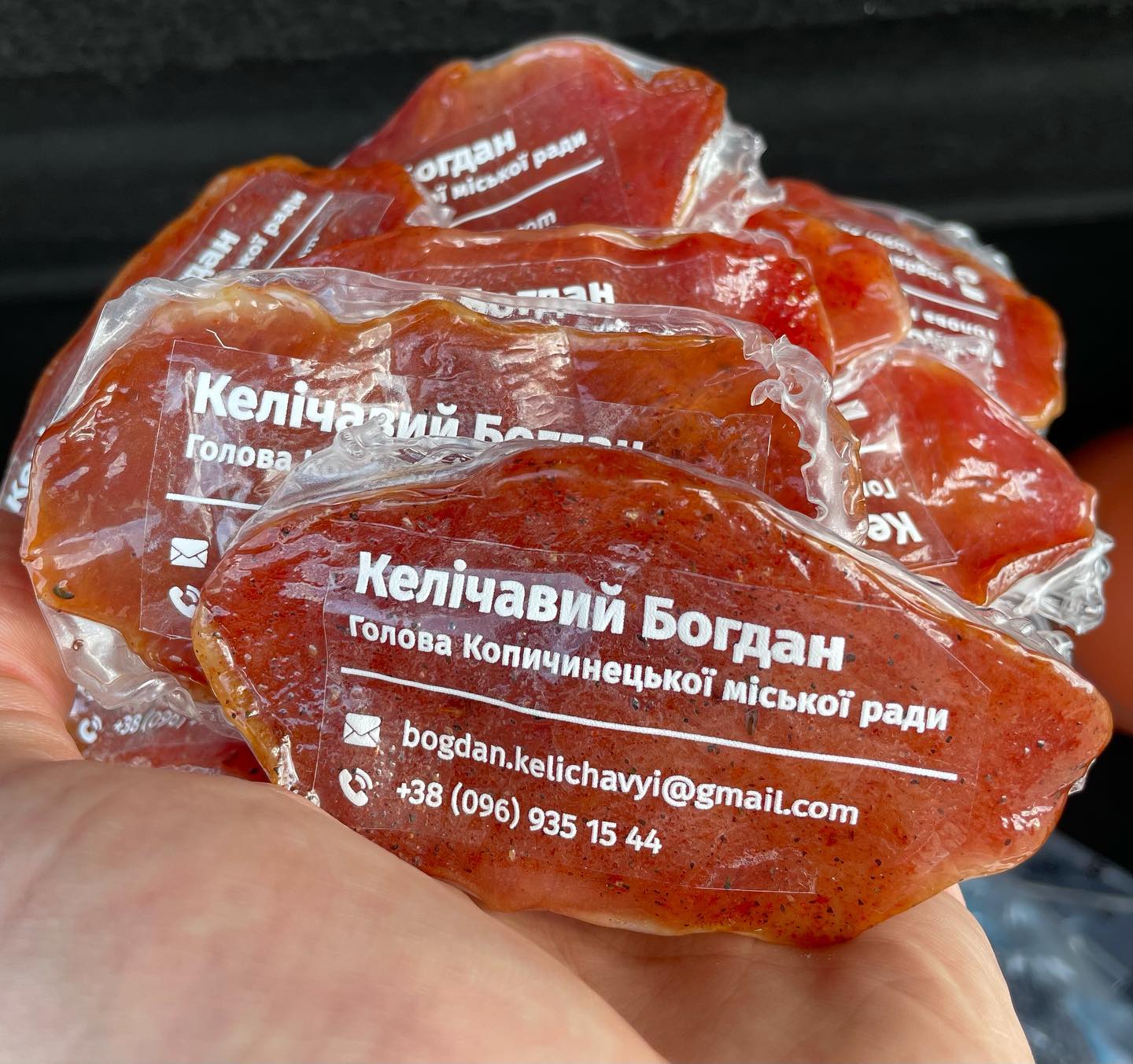 Мер міста на Тернопільщині зробив собі візитівки з в`яленого м`яса