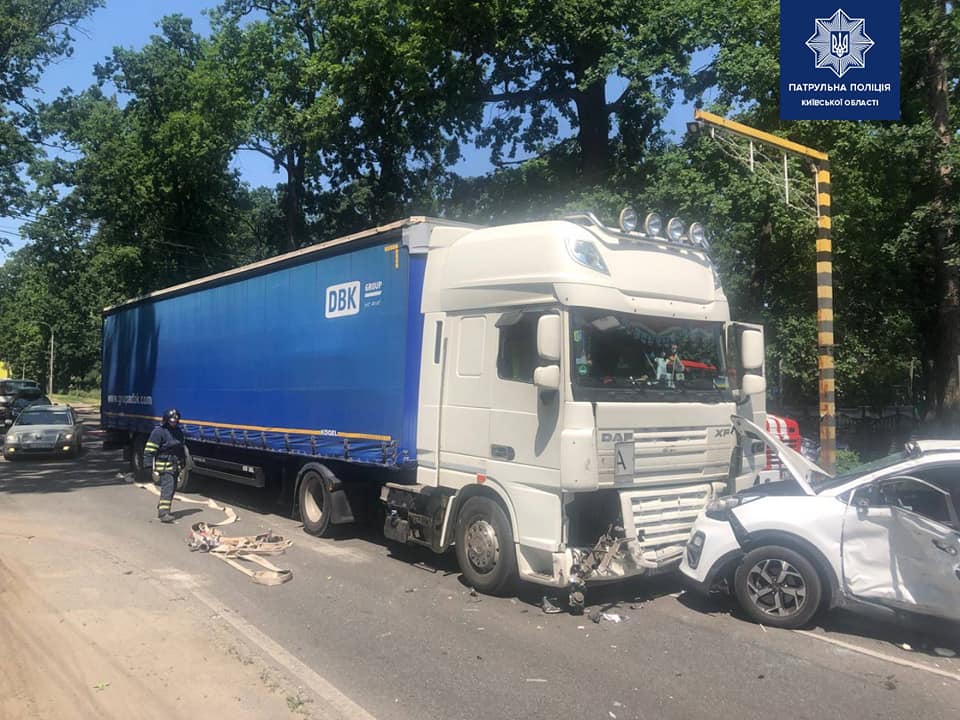 Фура зім'яла легковика у Бучі: серед постраждалих у ДТП є діти - фото, відео