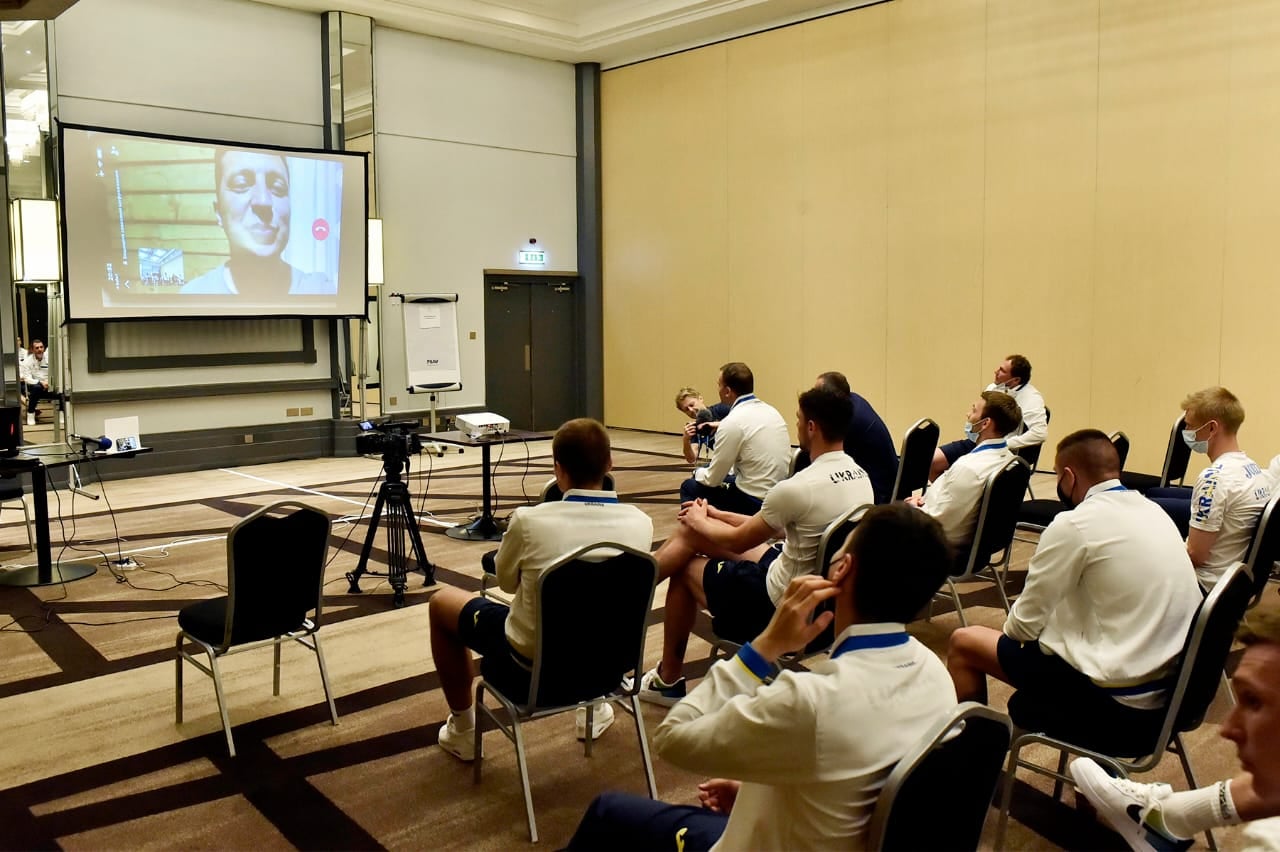 Зеленский позвонил украинской сборной перед игрой со шведами - фото