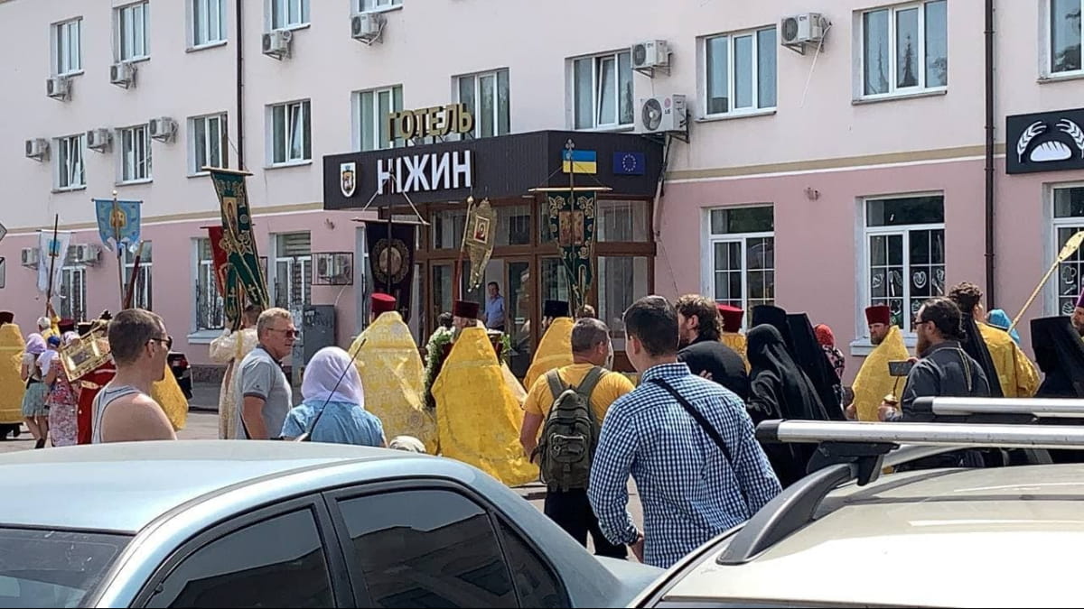 У Ніжині віряни московського патріархату побили матір загиблого героя АТО, - ЗМІ (відео)