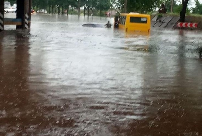 Негода у Маріуполі: дощ затопив вулиці та квартири - відео