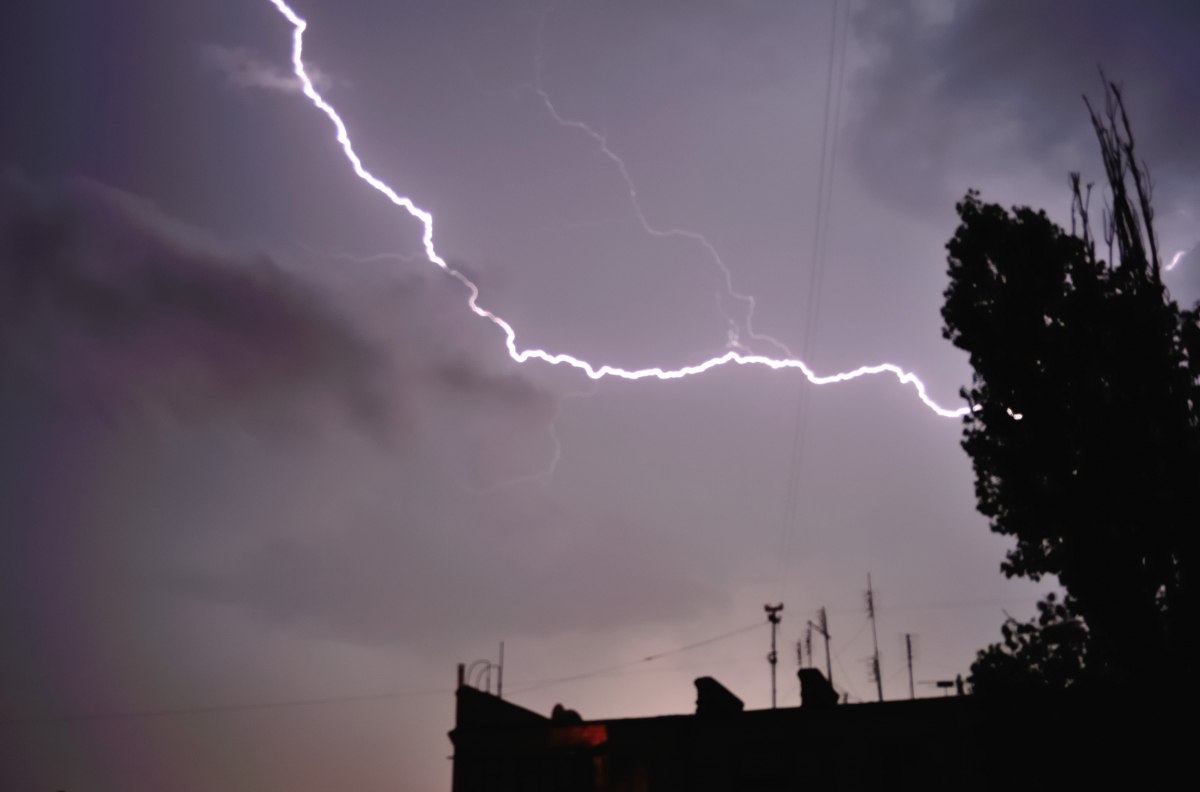 Українців попередили про грози, град та шквали