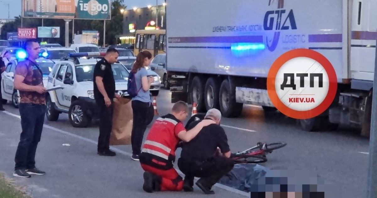 У Києві п`яний штовхнув велосипедиста під колеса вантажівки (відео)