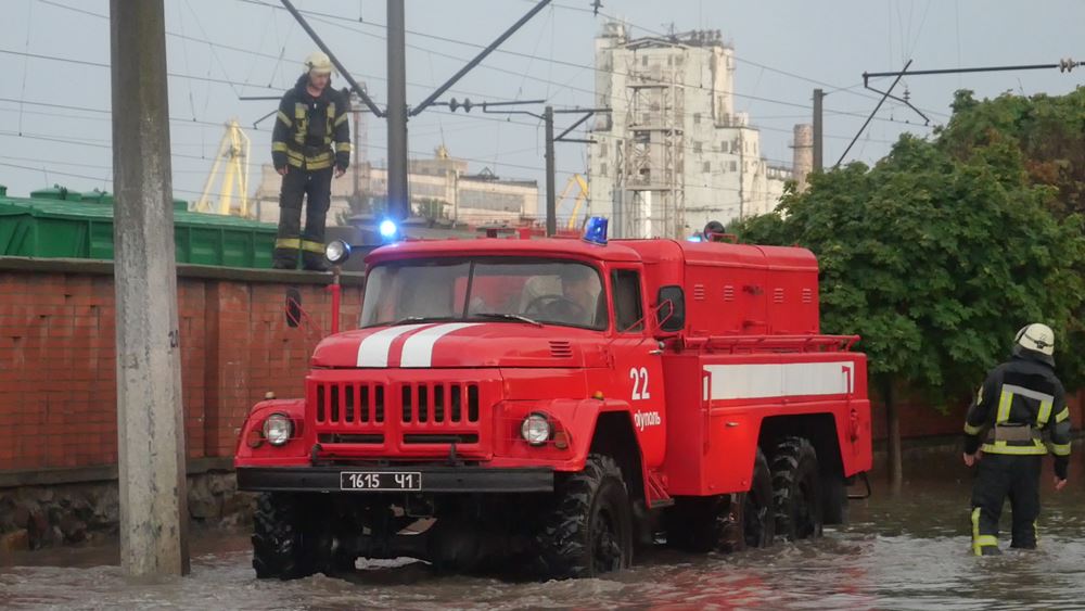 Негода в Україні: без світла 130 міст та сіл, зливи затопили будинки та двори