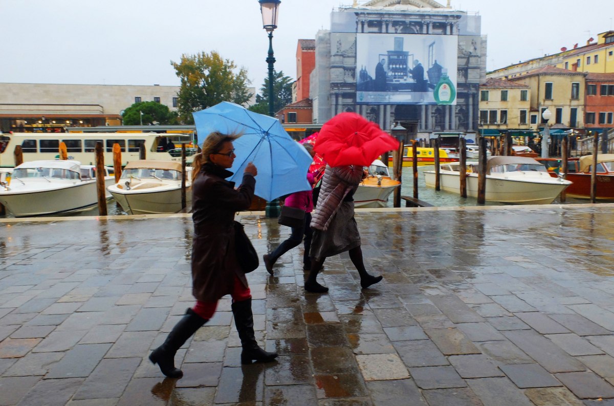 Сильний вітер і дощ: синоптики оголосили штормове попередження в Україні