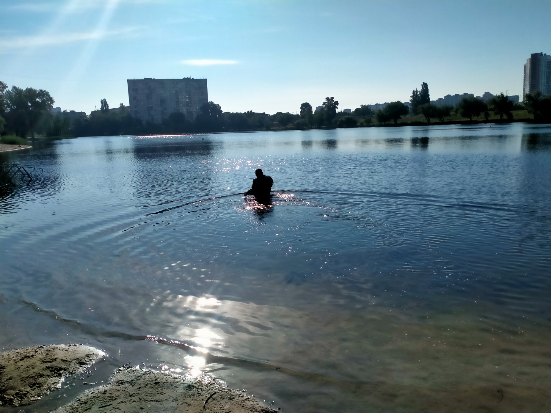 У Києві рятувальники знайшли тіло жінки в озері "Тельбін"