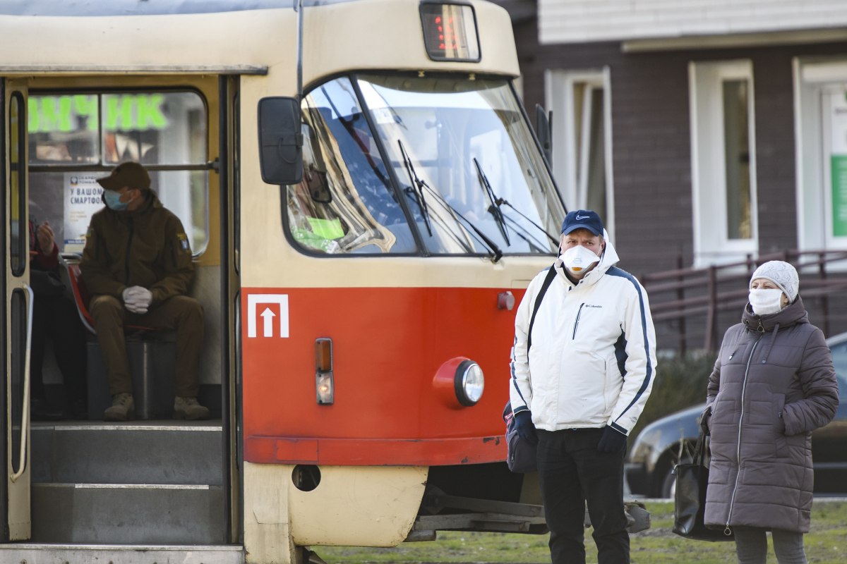 Оторвало несколько пальцев: в Запорожье трамвай сбил мужчину