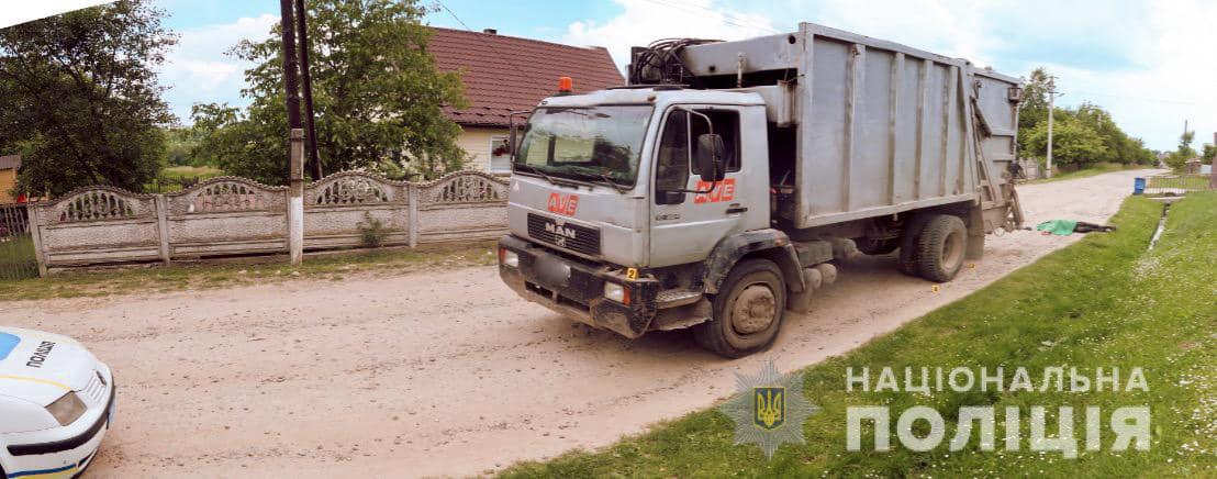 На Прикарпатті сміттєвоз задавив чоловіка