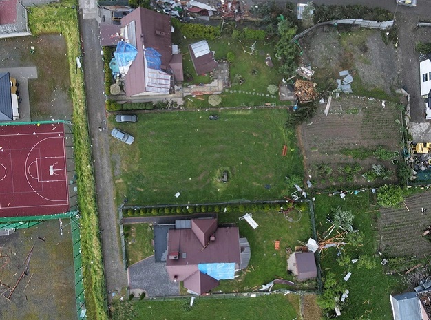 Непогода в Польше: ветер срывал крыши с домов - видео