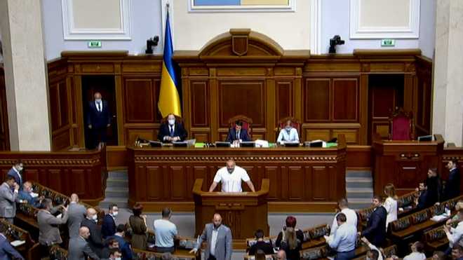 Під крики "Ганьба": Вірастюк склав присягу у Верховній Раді