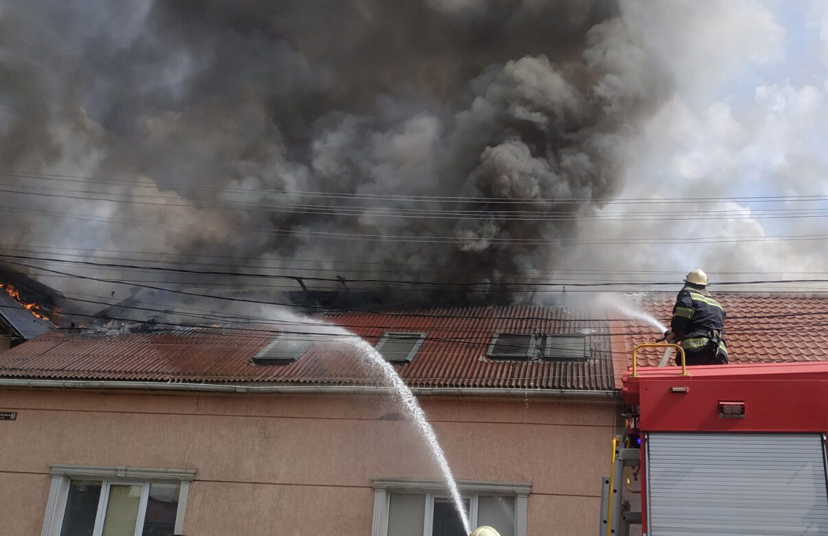 У Мукачеві загорівся дорожній готель - фото