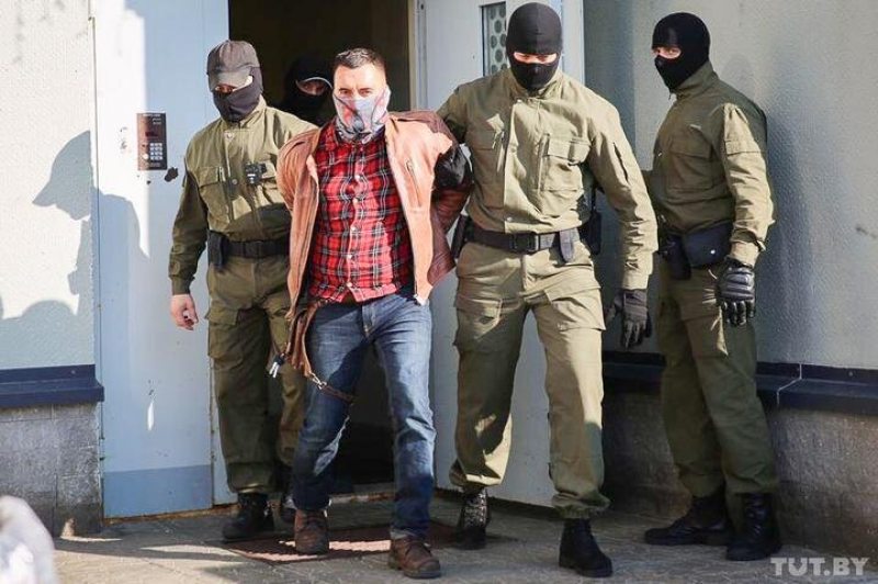 Политзаключенный в Беларуси пытался перерезать себе горло во время суда - видео