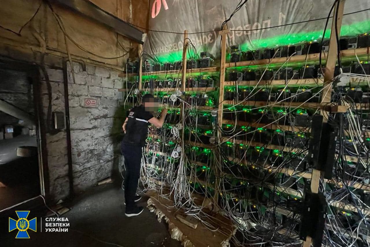 Криптовалюту добывали из трансформатора: СБУ нашла майнинг-ферму