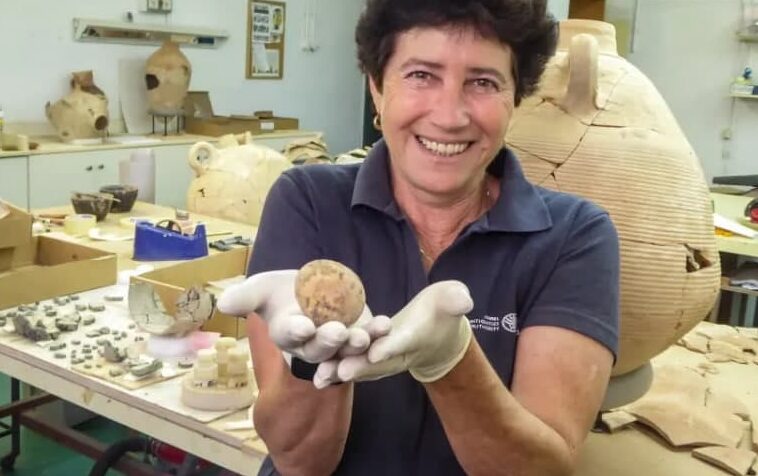 Археологи нашли куриное яйцо - ему тысяча лет