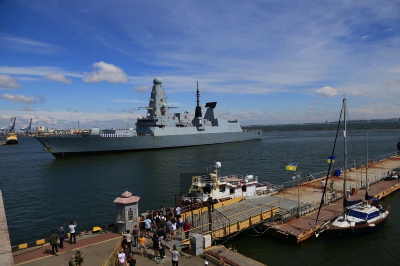 В Одесский порт зашли два корабля НАТО