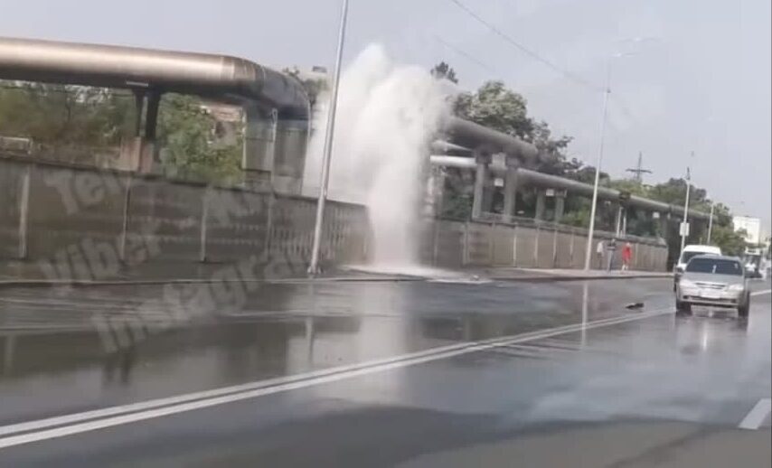 У Києві прорвало трубу: утворився "гейзер" - відео