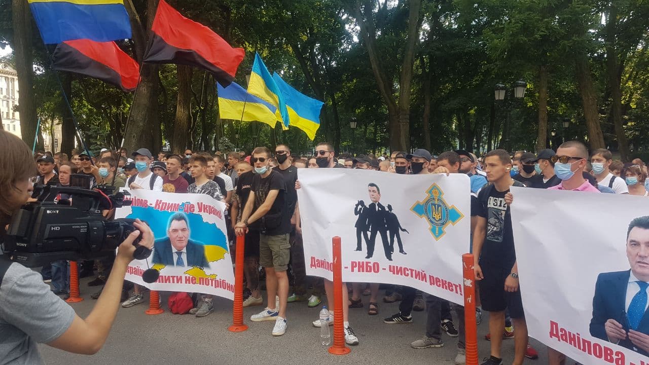 Під квартирою Зеленського активісти вимагають арешту Медведчука і відставки Данілова (фото)