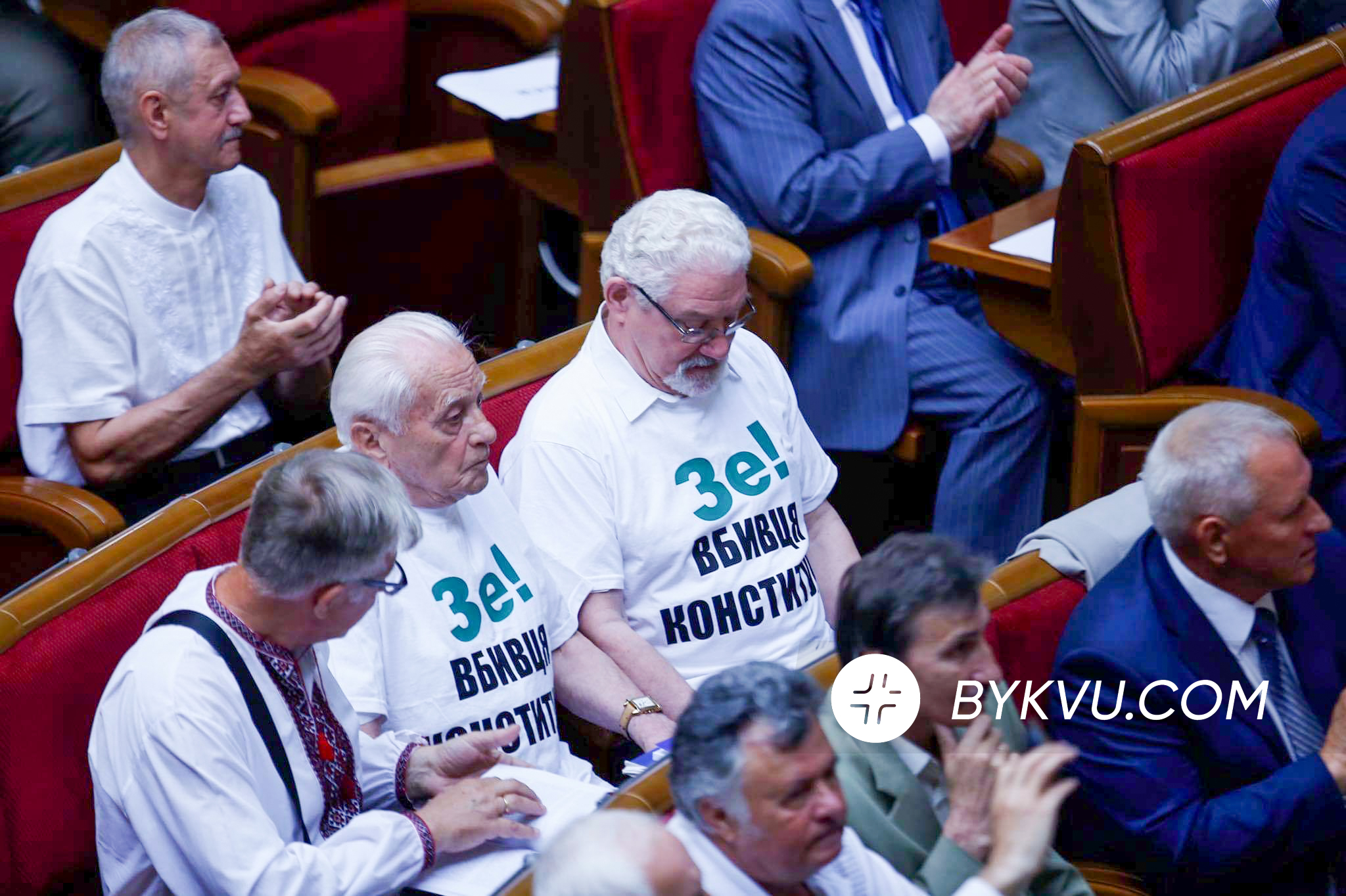  Степан Хмара и Виктор Шишкин в футболках "Зе - убийца Конституции"