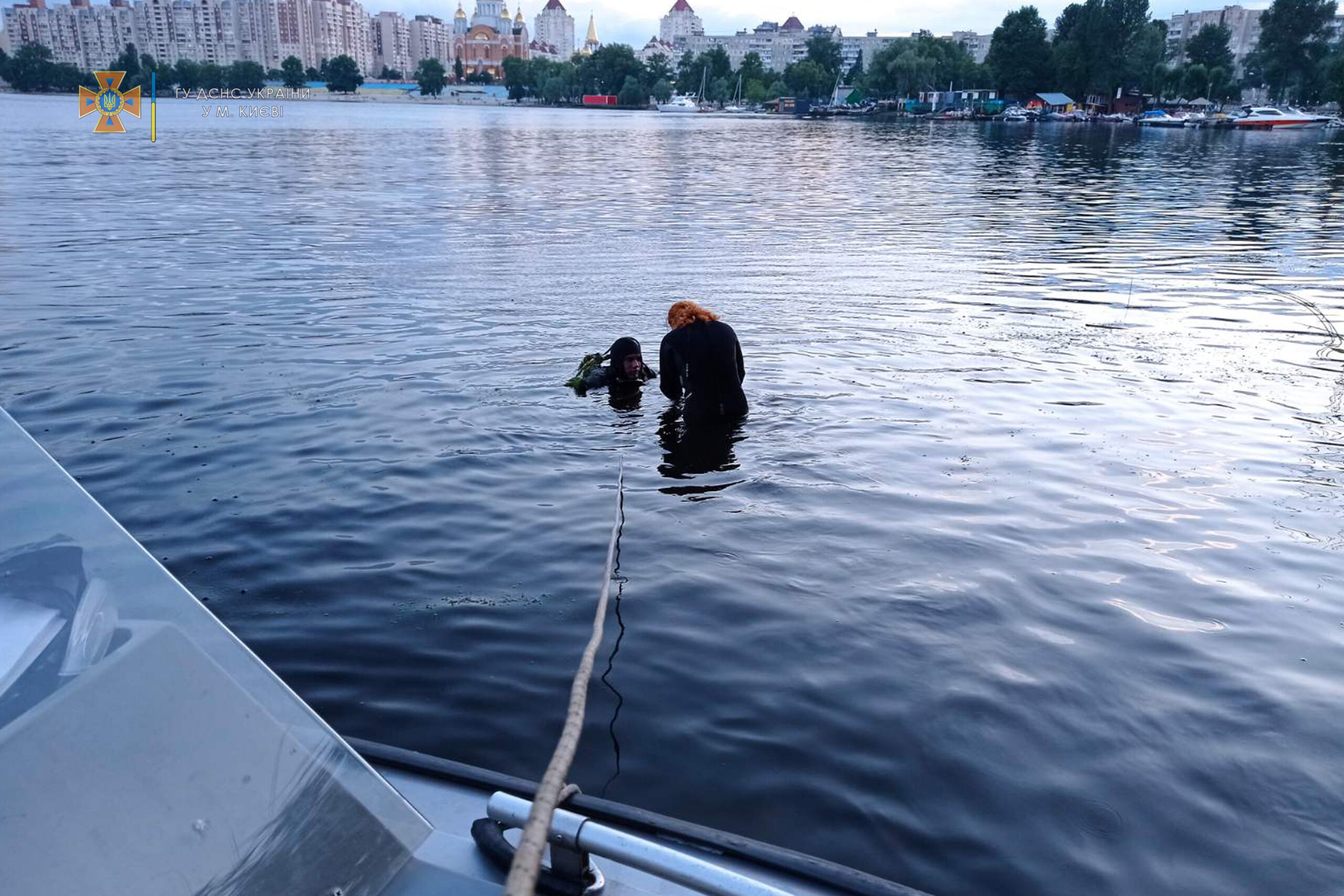 В Оболонській затоці рятувальники дістали з води тіло чоловіка