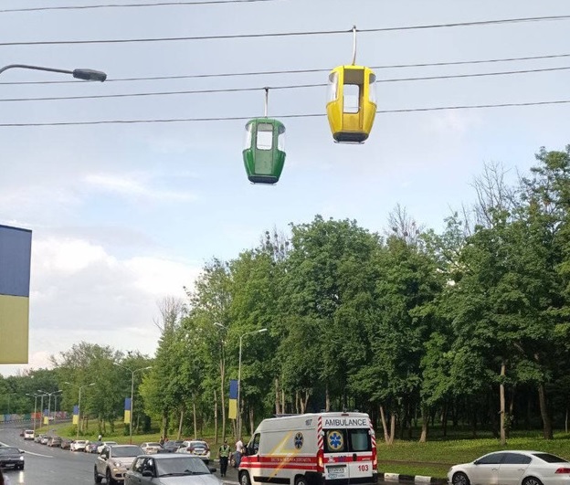 Парень упал с канатной дороги в Харькове и попал под машину - видео