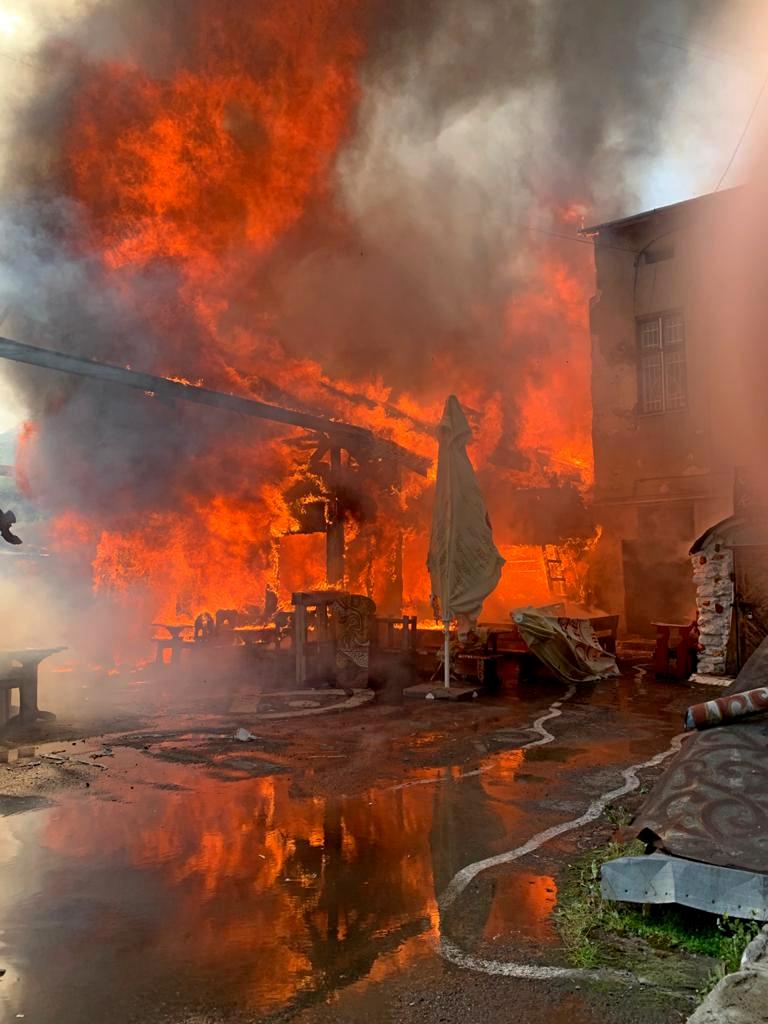 Майже 40 рятувальників гасили ресторан у Тернополі - фото