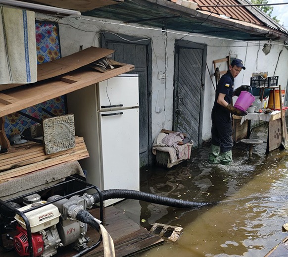 Негода в Україні: без світла 40 населених пунктів, зливи затопили будинки